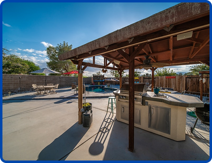 Extérieur d'une maison avec un barbecue et une piscine