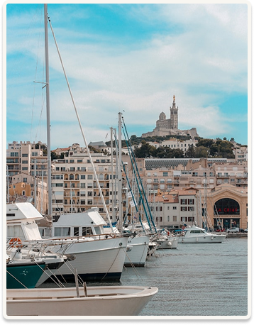 Image du port de Marseille avec Notre dame de la garde en fond