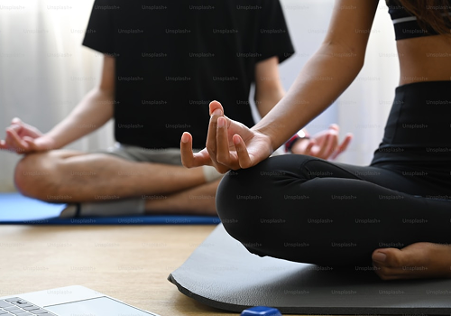 Personnes qui font du Yoga