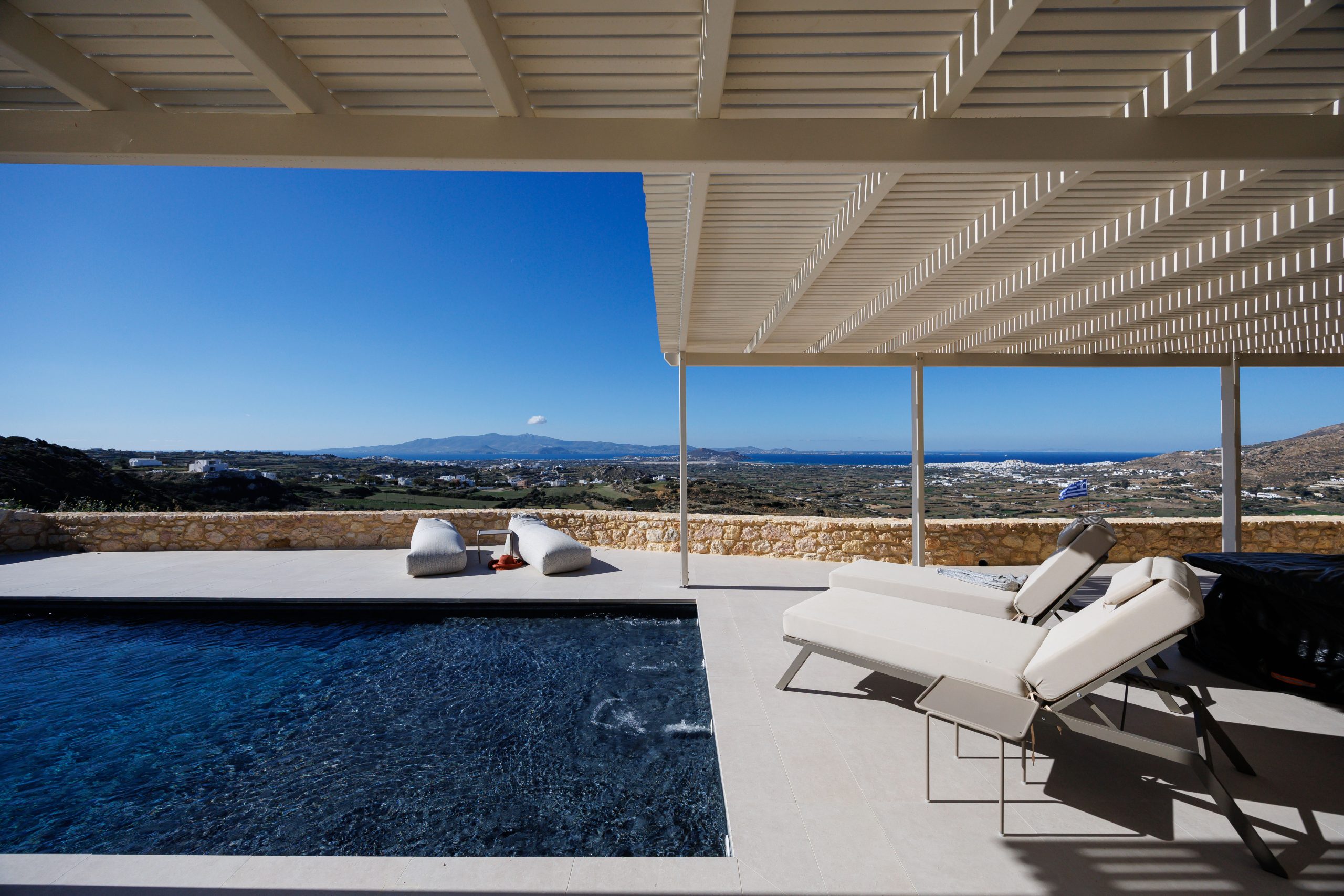 terrasse avec transats, piscine et pergola