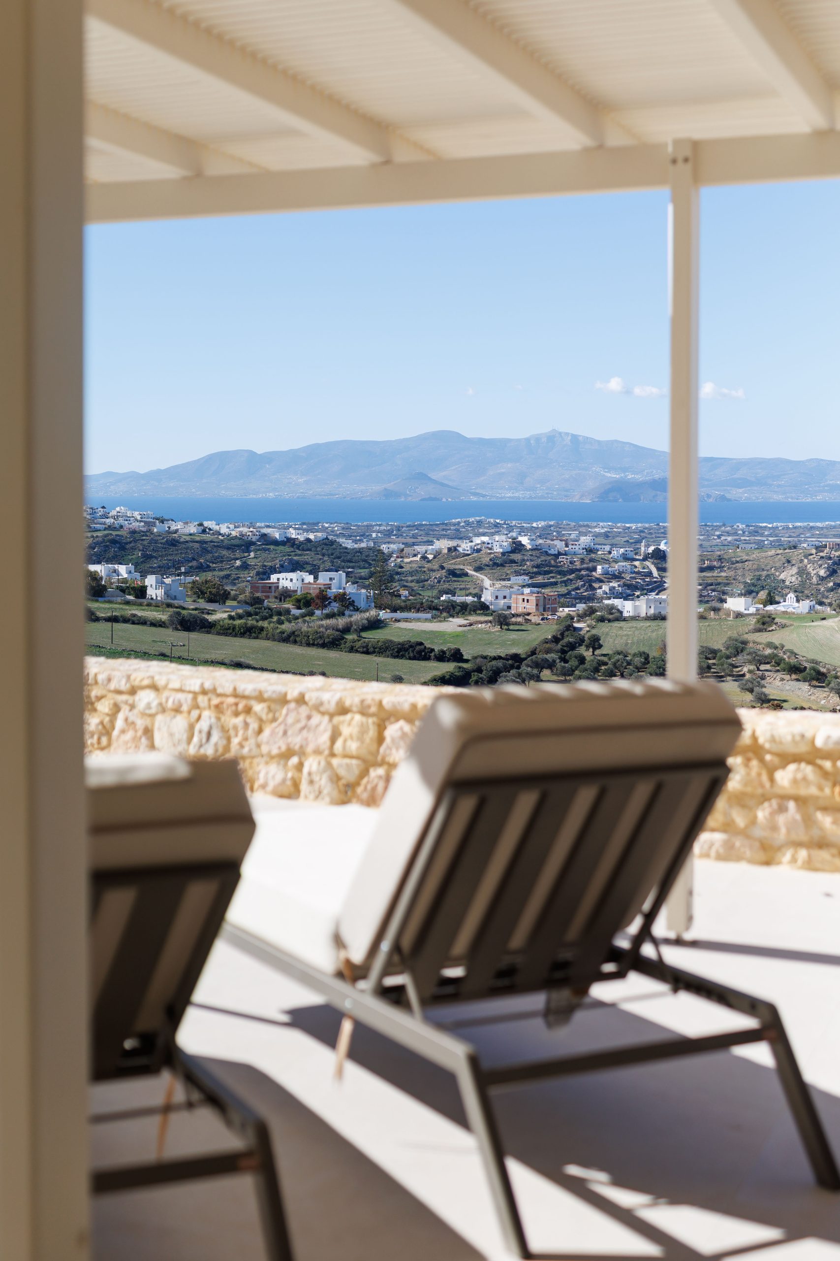 Transats sur la terrasse pris de l'intérieur de la maison