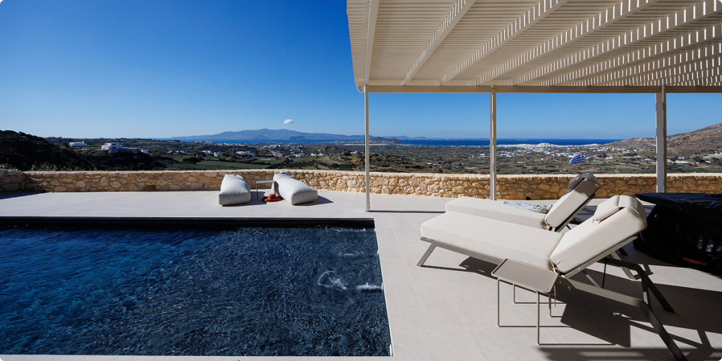 Terrasse avec piscine et transats