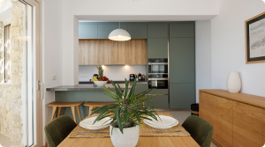 vue de la cuisine depuis la table de la salle a manger