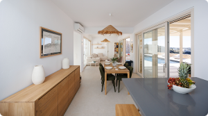 photo grand angle de la pièce de vie depuis la cuisine