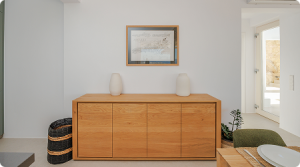 Placard a vaisselle et décorations (tableau, vases)