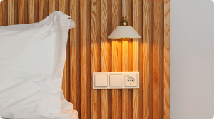 détails de tête de lit (lampe et prises)