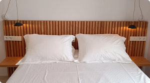 tête de lit chambre thalassa avec prises et lampes