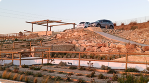 potager surplombé par le parking