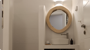 Douche, miroir et lavabo de la chambre Gaïa