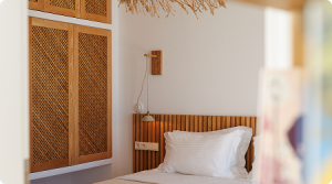 lit et placards de la chambre Véga